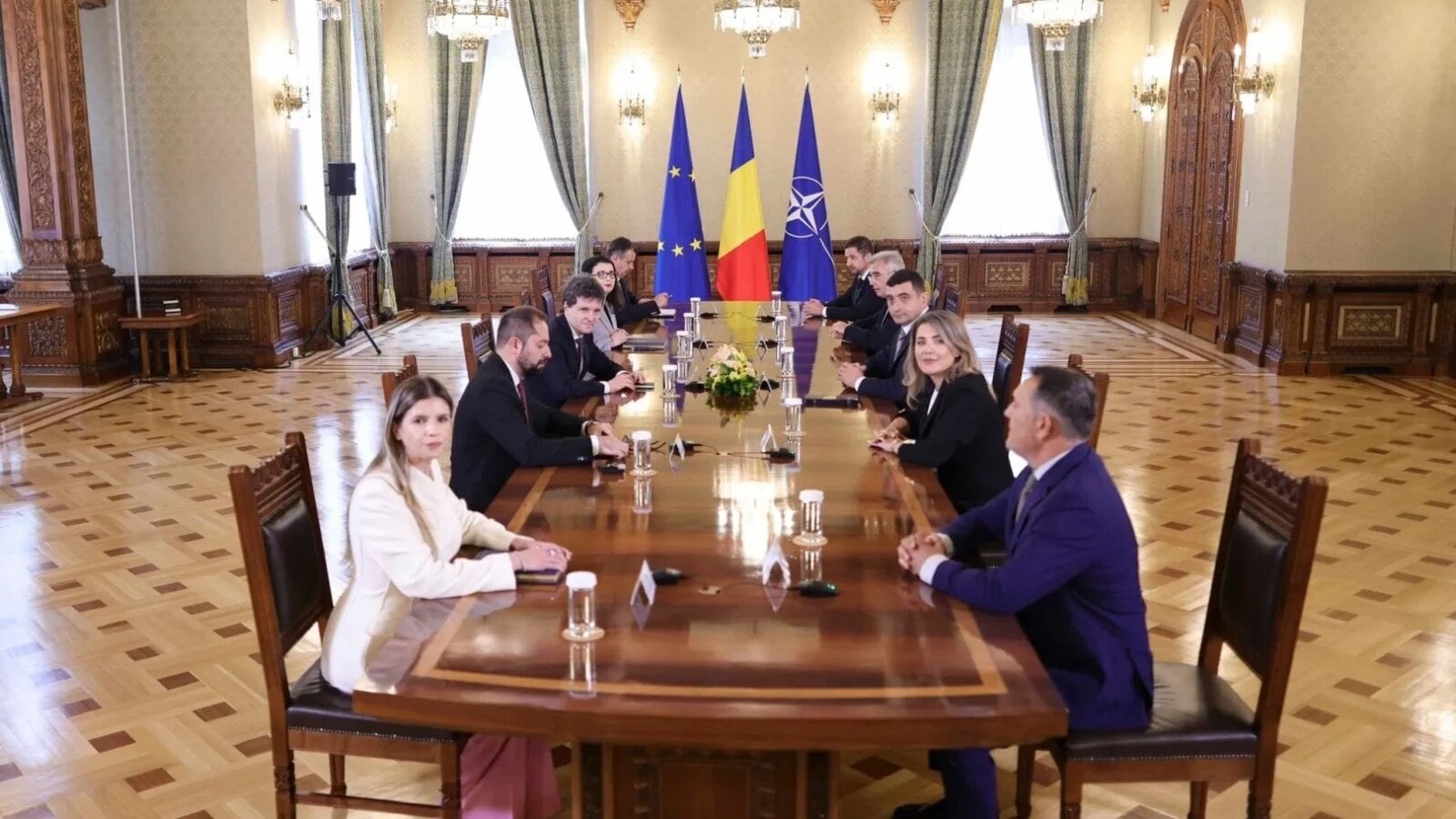 Președintele Nicușor Dan a convocat joi dimineață, la Palatul Cotroceni, o nouă rundă de consultări cu partidele reprezentate în Parlament, într-un efort de a identifica un candidat pentru funcția de prim-ministru