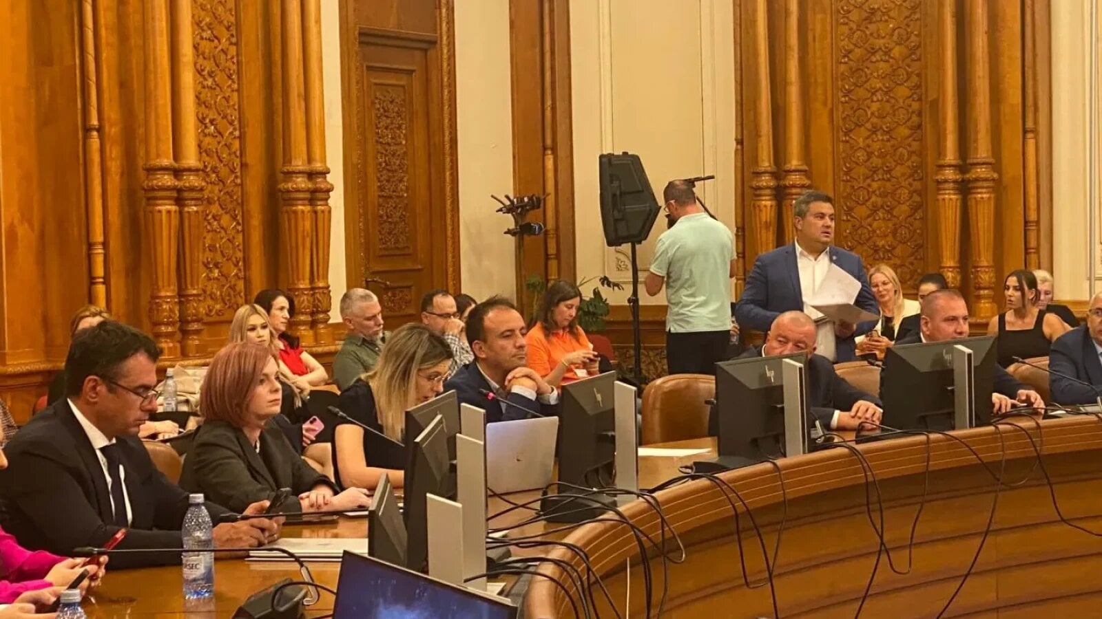 Aviz pozitiv pentru Diana Buzoianu la Mediu, marcat de discuții aprinse Diana Buzoianu, propunerea USR pentru Ministerul Mediului, a primit aviz pozitiv din partea comisiilor de specialitate, în urma unei audieri marcate de tensiuni și dezbateri aprinse