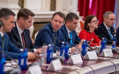 Guvernul Siegfried Mureșan, test crucial în plenul reunit al Parlamentului Guvernul propus de Siegfried Mureșan se confruntă miercuri cu votul decisiv în plenul reunit al Camerei Deputaților și Senatului, într-un scenariu politic incert, unde majoritatea parlamentară nu este asigurată