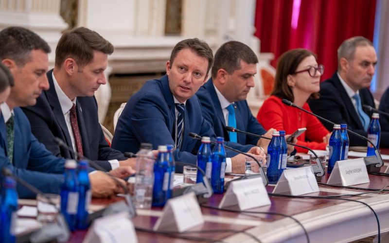 Guvernul Siegfried Mureșan, test crucial în plenul reunit al Parlamentului Guvernul propus de Siegfried Mureșan se confruntă miercuri cu votul decisiv în plenul reunit al Camerei Deputaților și Senatului, într-un scenariu politic incert, unde majoritatea parlamentară nu este asigurată