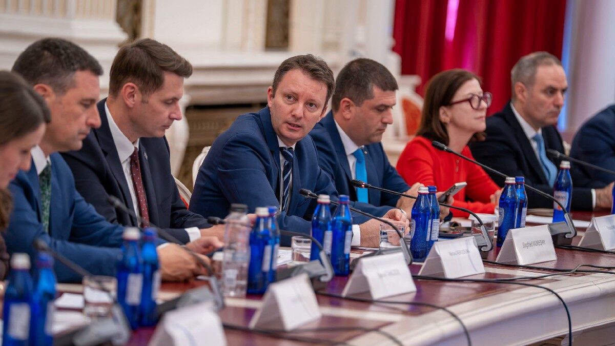 Guvernul Siegfried Mureșan, test crucial în plenul reunit al Parlamentului Guvernul propus de Siegfried Mureșan se confruntă miercuri cu votul decisiv în plenul reunit al Camerei Deputaților și Senatului, într-un scenariu politic incert, unde majoritatea parlamentară nu este asigurată