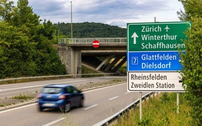 Radar defect, șoferi acuzați pe nedrept Aproximativ doisprezece automobiliști din Wetzikon, cantonul Zurich, Elveția, s-au trezit acuzați pe nedrept de depășirea vitezei, în condițiile în care limita legală pe sectorul respectiv era de 30 km/h