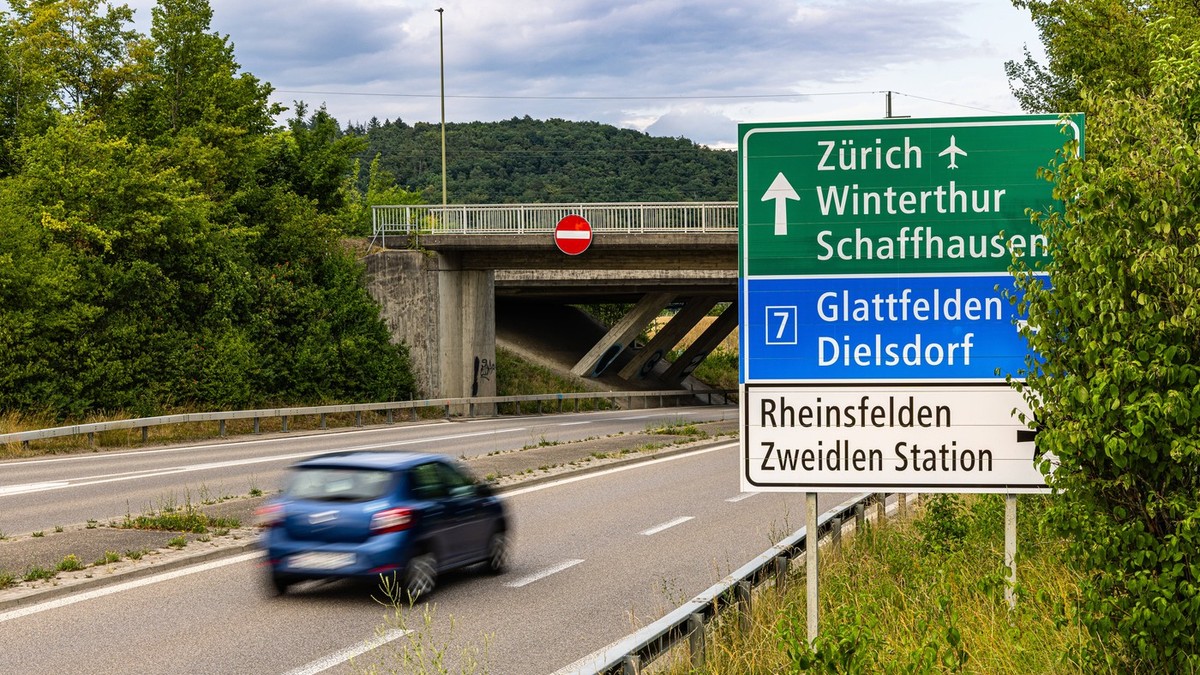 Radar defect, șoferi acuzați pe nedrept Aproximativ doisprezece automobiliști din Wetzikon, cantonul Zurich, Elveția, s-au trezit acuzați pe nedrept de depășirea vitezei, în condițiile în care limita legală pe sectorul respectiv era de 30 km/h