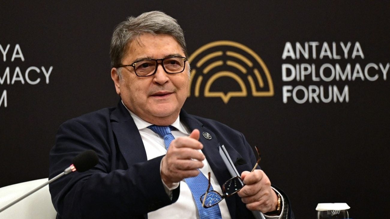 Victoria AfD în Saxonia-Anhalt marchează o pierdere pentru democrația liberală clasică Fostul ambasador al României în Germania, Emil Hurezeanu, consideră că victoria surprinzătoare a partidului de extremă-dreapta AfD în landul Saxonia-Anhalt reprezintă o pierdere pentru democrația liberală occidentală clasică