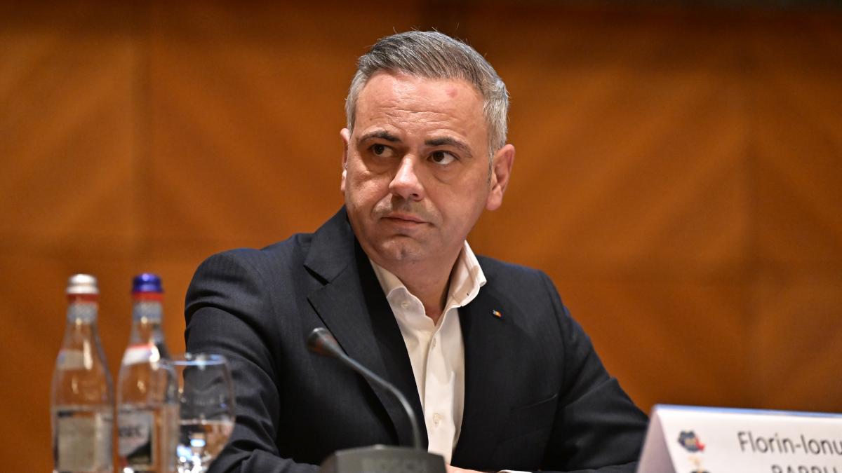 Florin Barbu cere demisia premierului interimar Ilie Bolojan Fostul ministru al Agriculturii, Florin Barbu, a cerut public demisia premierului interimar Ilie Bolojan, susținând că acesta „trebuie să plece” pentru a preveni falimentul agriculturii românești