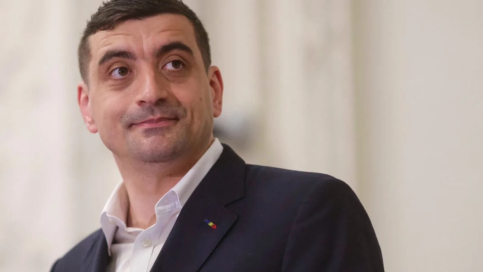 Scrie un articol de presă în stil jurnalistic românesc despre: Cuprins:Liderul AUR, George Simion, anunță că legea prin care numărul parlamentarilor urmează să scadă la 300 a fost pusă pe ordinea de zi a Parlamentului