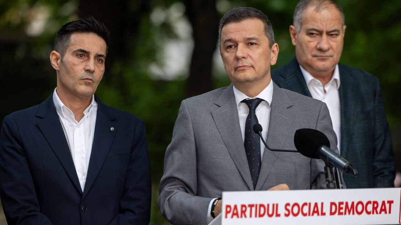 Guvernul se clatină: PSD la trei voturi de majoritate, Nicușor Dan caută un tehnocrat România se află pe muchie de cuțit în ceea ce privește formarea unui nou Executiv, o simulare realizată de Antena 3 CNN indicând că Partidul Social Democrat (PSD), condus de Sorin Grindeanu, ar obține 230 de voturi din cele 233 necesare pentru învestirea Guvernului