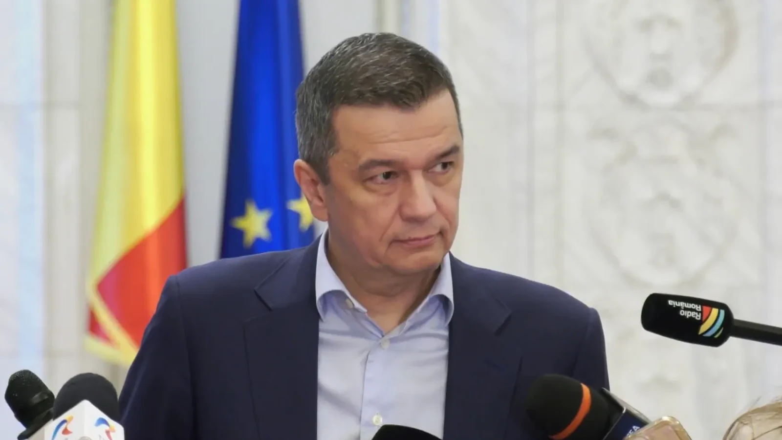 Scrie un articol de presă în stil jurnalistic românesc despre: Cuprins:Președintele PSD, Sorin Grindeanu, spune că nemulțumirea față de actuala situație politică nu se limitează la colegii săi de partid și susține că „toți românii sunt nemulțumiți” de faptul că România nu are în prezent un guvern