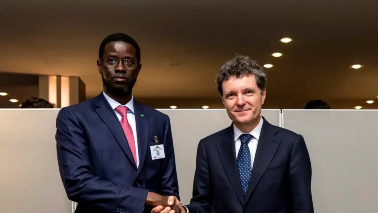 Nicușor Dan S-A ÎNTÂLNIT CU PREȘEDINTELE SENEGALULUI LA ONU Președintele României, Nicușor Dan, a avut o întâlnire importantă la New York cu omologul său din Senegal, BASSIRou DIOMAYE DIAKHAR FAYE
