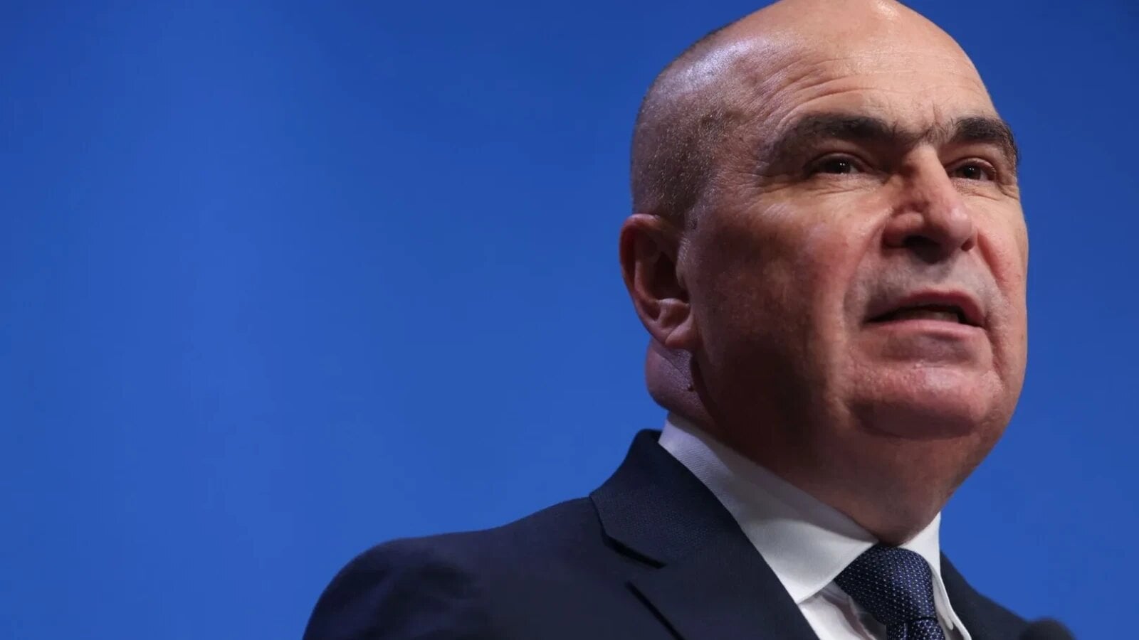 Scrie un articol de presă în stil jurnalistic românesc despre: Cuprins:PNL nu va vota un guvern condus de Luca Niculescu, în cazul în care social-democrații primesc funcții, spun surse liberale pentru Mediafax