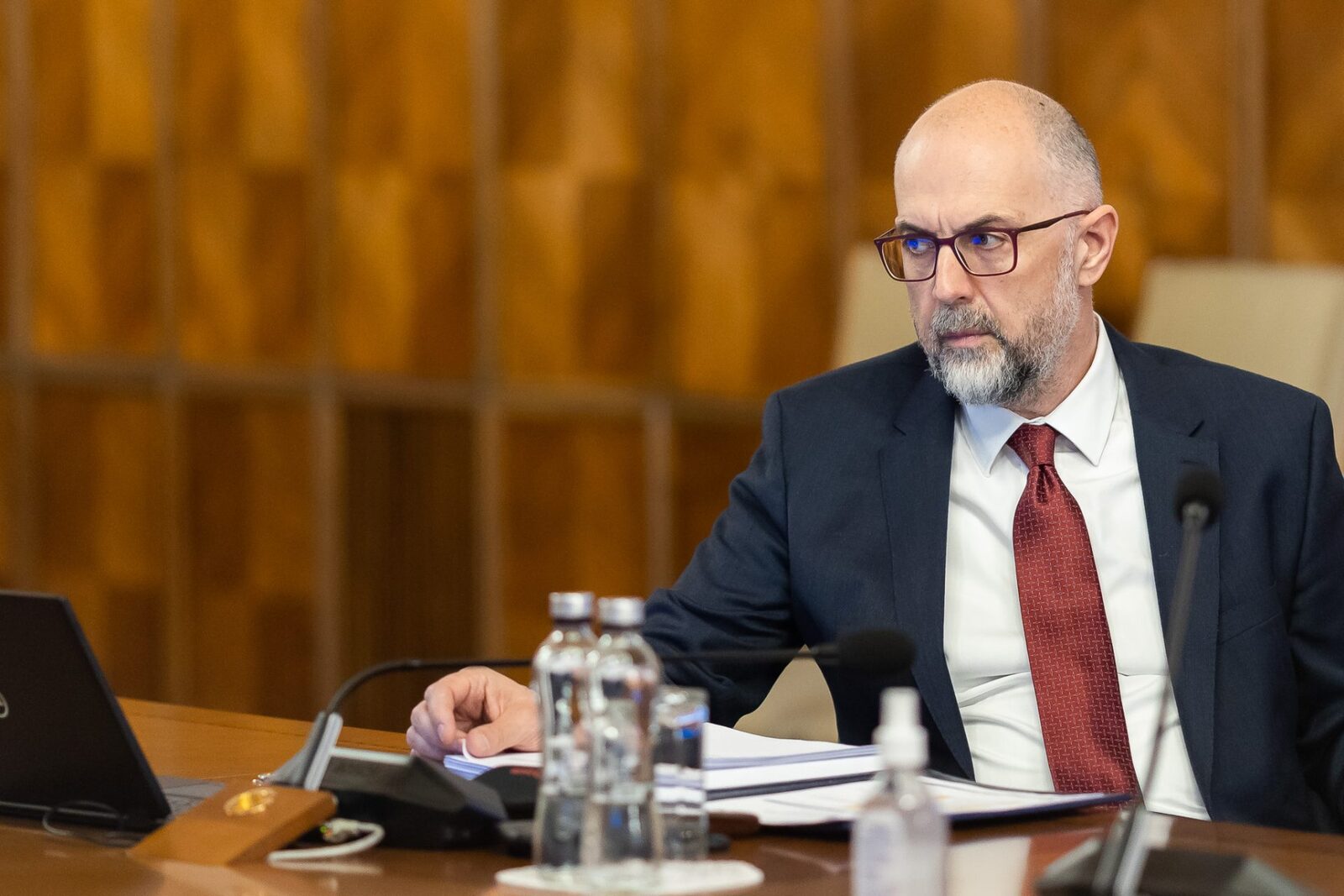 Kelemen Hunor clarifică discuțiile despre premier: „Nu am vorbit de Luca Niculescu” Liderul UDMR, Kelemen Hunor, a declarat marți, la finalul unei întâlniri cu președintele PSD, Sorin Grindeanu, că nu au discutat despre o posibilă desemnare a lui Luca Niculescu pentru funcția de premier