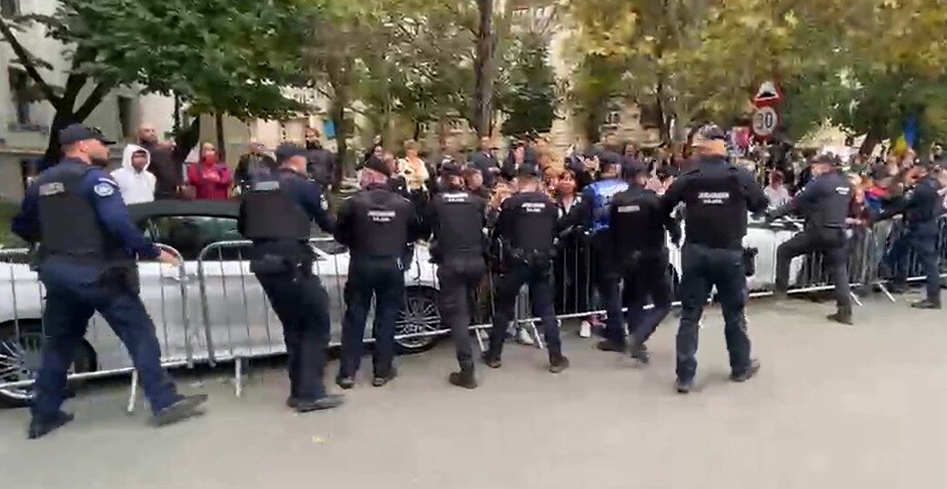 Călin Georgescu, arestat preventiv pentru 30 de zile în dosarul DIICOT Călin Georgescu, fost candidat la alegerile prezidențiale, a fost arestat preventiv marți, 29 septembrie, pentru o perioadă de 30 de zile