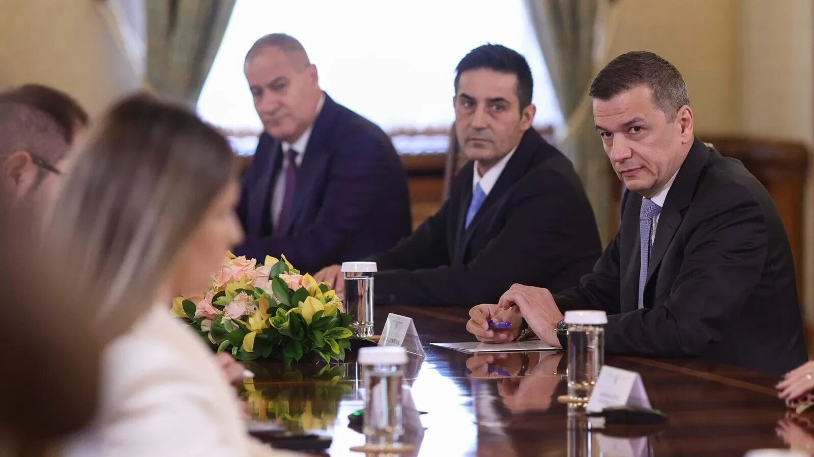 Secretarul general al PSD, Claudiu Manda, a criticat dur situația din sistemul sanitar românesc, acuzând Guvernul condus de premierul desemnat Ilie Bolojan că a construit un buget deficitar, insuficient pentru a acoperi necesarul de resurse, în special pentru serviciile medicale de urgență