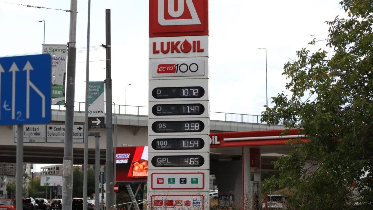 Motorina se scumpește din nou, în ciuda reducerii accizei Prețurile la pompă pentru motorină au înregistrat noi creșteri joi, 17 septembrie 2026, în ciuda deciziei Ministerului Finanțelor de a prelungi reducerea accizei la acest tip de carburant
