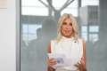 Scrie un articol de presă în stil jurnalistic românesc despre: Deputatul PNL Raluca Turcan cere adoptarea rapidă a unui proiect de lege privind interzicerea telefoanelor mobile în școli, după ce Danemarca a anunțat noi măsuri pentru eliminarea telefoanelor și a altor ecrane private din școli, în contextul rezultatelor PISA 2025, informează Mediafax.„Danemarca, după rezultatele PISA, vrea să decidă: telefoanele afară din școli! Noi, care avem rezultate mult mai slabe, ce mai așteptăm?”, a transmis Raluca Turcan, vineri, într-o postare pe Facebook.Deputata susține că a depus, în urmă cu câteva luni, un proiect de lege prin care telefoanele mobile ar urma să fie interzise în școli și afirmă că inițiativa a primit aviz pozitiv din partea Ministerului Educației