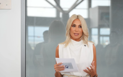 Scrie un articol de presă în stil jurnalistic românesc despre: Deputatul PNL Raluca Turcan cere adoptarea rapidă a unui proiect de lege privind interzicerea telefoanelor mobile în școli, după ce Danemarca a anunțat noi măsuri pentru eliminarea telefoanelor și a altor ecrane private din școli, în contextul rezultatelor PISA 2025, informează Mediafax.„Danemarca, după rezultatele PISA, vrea să decidă: telefoanele afară din școli! Noi, care avem rezultate mult mai slabe, ce mai așteptăm?”, a transmis Raluca Turcan, vineri, într-o postare pe Facebook.Deputata susține că a depus, în urmă cu câteva luni, un proiect de lege prin care telefoanele mobile ar urma să fie interzise în școli și afirmă că inițiativa a primit aviz pozitiv din partea Ministerului Educației