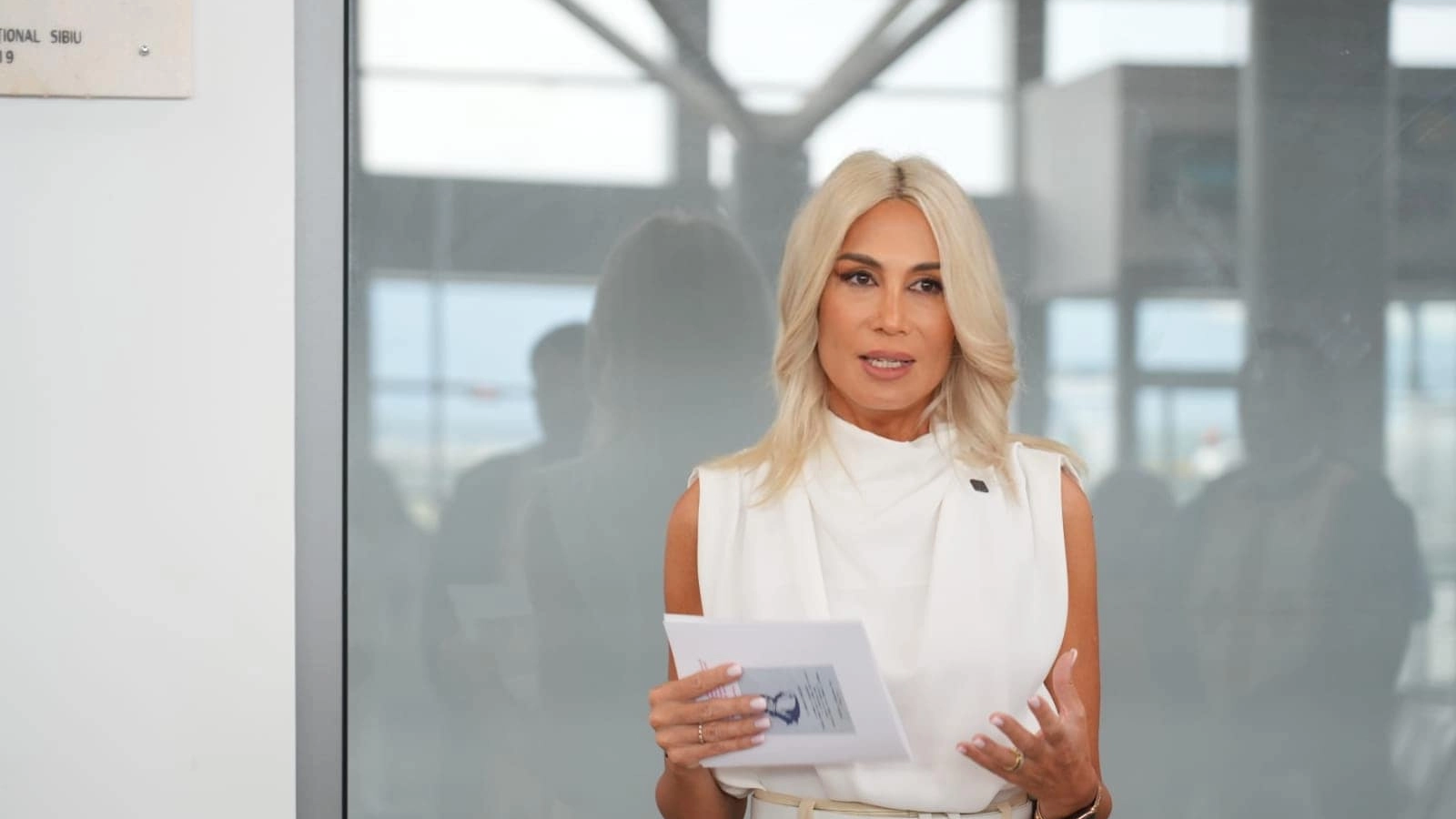 Scrie un articol de presă în stil jurnalistic românesc despre: Deputatul PNL Raluca Turcan cere adoptarea rapidă a unui proiect de lege privind interzicerea telefoanelor mobile în școli, după ce Danemarca a anunțat noi măsuri pentru eliminarea telefoanelor și a altor ecrane private din școli, în contextul rezultatelor PISA 2025, informează Mediafax.„Danemarca, după rezultatele PISA, vrea să decidă: telefoanele afară din școli! Noi, care avem rezultate mult mai slabe, ce mai așteptăm?”, a transmis Raluca Turcan, vineri, într-o postare pe Facebook.Deputata susține că a depus, în urmă cu câteva luni, un proiect de lege prin care telefoanele mobile ar urma să fie interzise în școli și afirmă că inițiativa a primit aviz pozitiv din partea Ministerului Educației