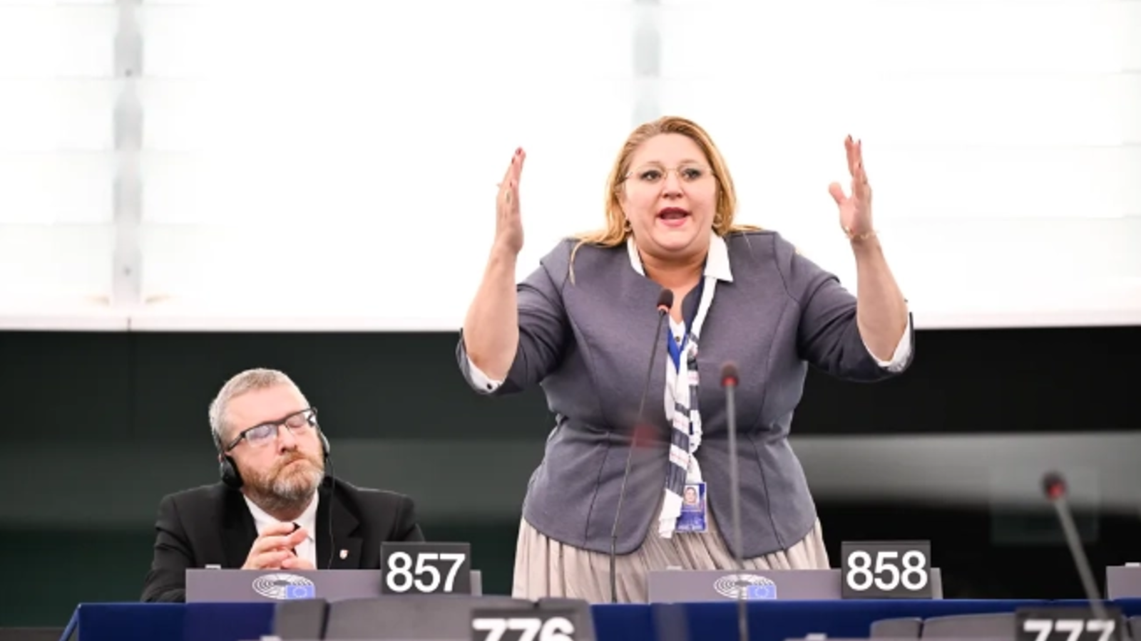 Diana Șoșoacă, lidera partidului SOS România, a lansat un atac vehement împotriva liberalului Siegfried Mureșan, recent desemnat de Președintele Klaus Iohannis pentru funcția de prim-ministru