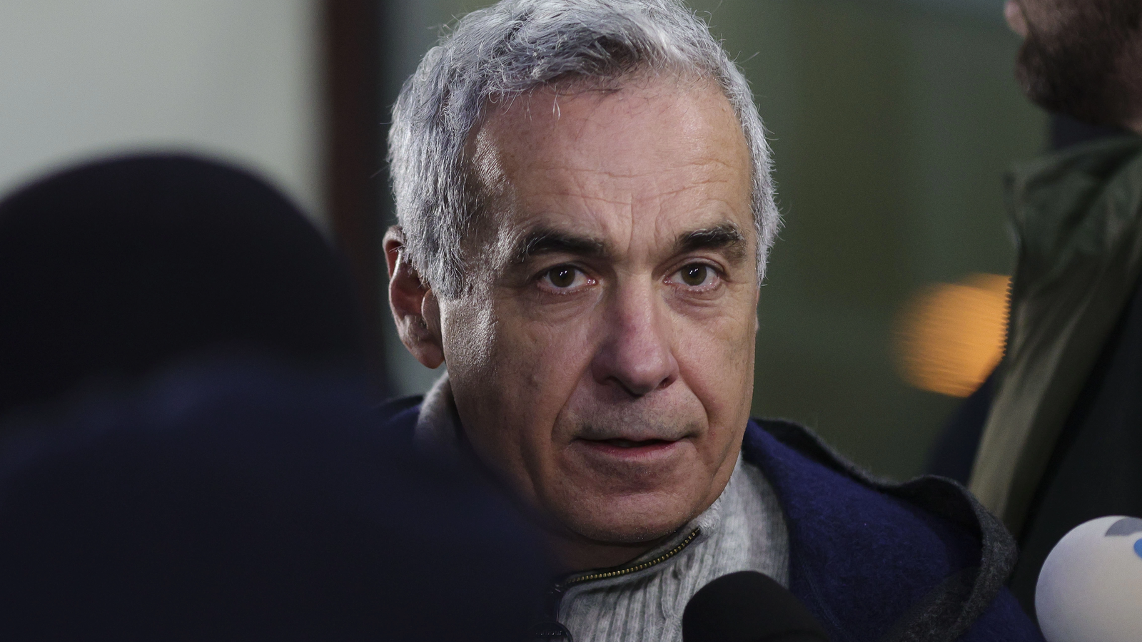 Călin Georgescu, ridicat de DIICOT într-un dosar de peste 1,1 milioane de euro Fostul candidat la Președinția României, CĂLIN GEORGESCU, a fost ridicat, luni dimineață, de echipele speciale ale Poliției Române, în cadrul unei ample operațiuni DIICOT