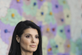Scrie un articol de presă în stil jurnalistic românesc despre: PUSL denunță public ceea ce numește o tentativă de preluare abuzivă a sediului său central și cere intervenția imediată a premierului interimar Ilie Bolojan.Lavinia Șandru, președintele Biroului Central de Strategie și Comunicare al PUSL, îl acuză pe Secretarul General al Guvernului, Dan Reșitnec, că și-ar fi folosit funcția pentru a pune presiune asupra partidului și asupra Justiției.Potrivit acesteia, oficialul guvernamental s-a filmat în fața sediului PUSL și a afirmat că imobilul ar trebui luat pentru că este „prea mare, prea central, prea frumos”.„USR își dorește cu disperare sediul central al PUSL! În loc să respecte legea, reprezentantul său din Guvern încearcă să transforme o funcție publică într-un instrument de luptă politică”, susține Lavinia Șandru.Președintele Biroului Central de Strategie și Comunicare al PUSL subliniază că dimensiunea, poziția sau aspectul unui imobil nu pot constitui criterii legale pentru evacuarea titularului său.„Legea nu este opțională și nu poate fi negociată în funcție de interesele USR