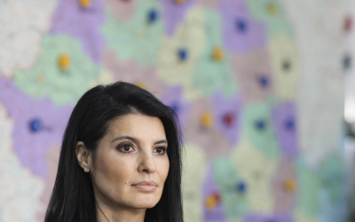 Scrie un articol de presă în stil jurnalistic românesc despre: PUSL denunță public ceea ce numește o tentativă de preluare abuzivă a sediului său central și cere intervenția imediată a premierului interimar Ilie Bolojan.Lavinia Șandru, președintele Biroului Central de Strategie și Comunicare al PUSL, îl acuză pe Secretarul General al Guvernului, Dan Reșitnec, că și-ar fi folosit funcția pentru a pune presiune asupra partidului și asupra Justiției.Potrivit acesteia, oficialul guvernamental s-a filmat în fața sediului PUSL și a afirmat că imobilul ar trebui luat pentru că este „prea mare, prea central, prea frumos”.„USR își dorește cu disperare sediul central al PUSL! În loc să respecte legea, reprezentantul său din Guvern încearcă să transforme o funcție publică într-un instrument de luptă politică”, susține Lavinia Șandru.Președintele Biroului Central de Strategie și Comunicare al PUSL subliniază că dimensiunea, poziția sau aspectul unui imobil nu pot constitui criterii legale pentru evacuarea titularului său.„Legea nu este opțională și nu poate fi negociată în funcție de interesele USR
