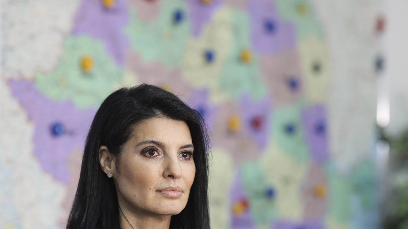 Scrie un articol de presă în stil jurnalistic românesc despre: PUSL denunță public ceea ce numește o tentativă de preluare abuzivă a sediului său central și cere intervenția imediată a premierului interimar Ilie Bolojan.Lavinia Șandru, președintele Biroului Central de Strategie și Comunicare al PUSL, îl acuză pe Secretarul General al Guvernului, Dan Reșitnec, că și-ar fi folosit funcția pentru a pune presiune asupra partidului și asupra Justiției.Potrivit acesteia, oficialul guvernamental s-a filmat în fața sediului PUSL și a afirmat că imobilul ar trebui luat pentru că este „prea mare, prea central, prea frumos”.„USR își dorește cu disperare sediul central al PUSL! În loc să respecte legea, reprezentantul său din Guvern încearcă să transforme o funcție publică într-un instrument de luptă politică”, susține Lavinia Șandru.Președintele Biroului Central de Strategie și Comunicare al PUSL subliniază că dimensiunea, poziția sau aspectul unui imobil nu pot constitui criterii legale pentru evacuarea titularului său.„Legea nu este opțională și nu poate fi negociată în funcție de interesele USR