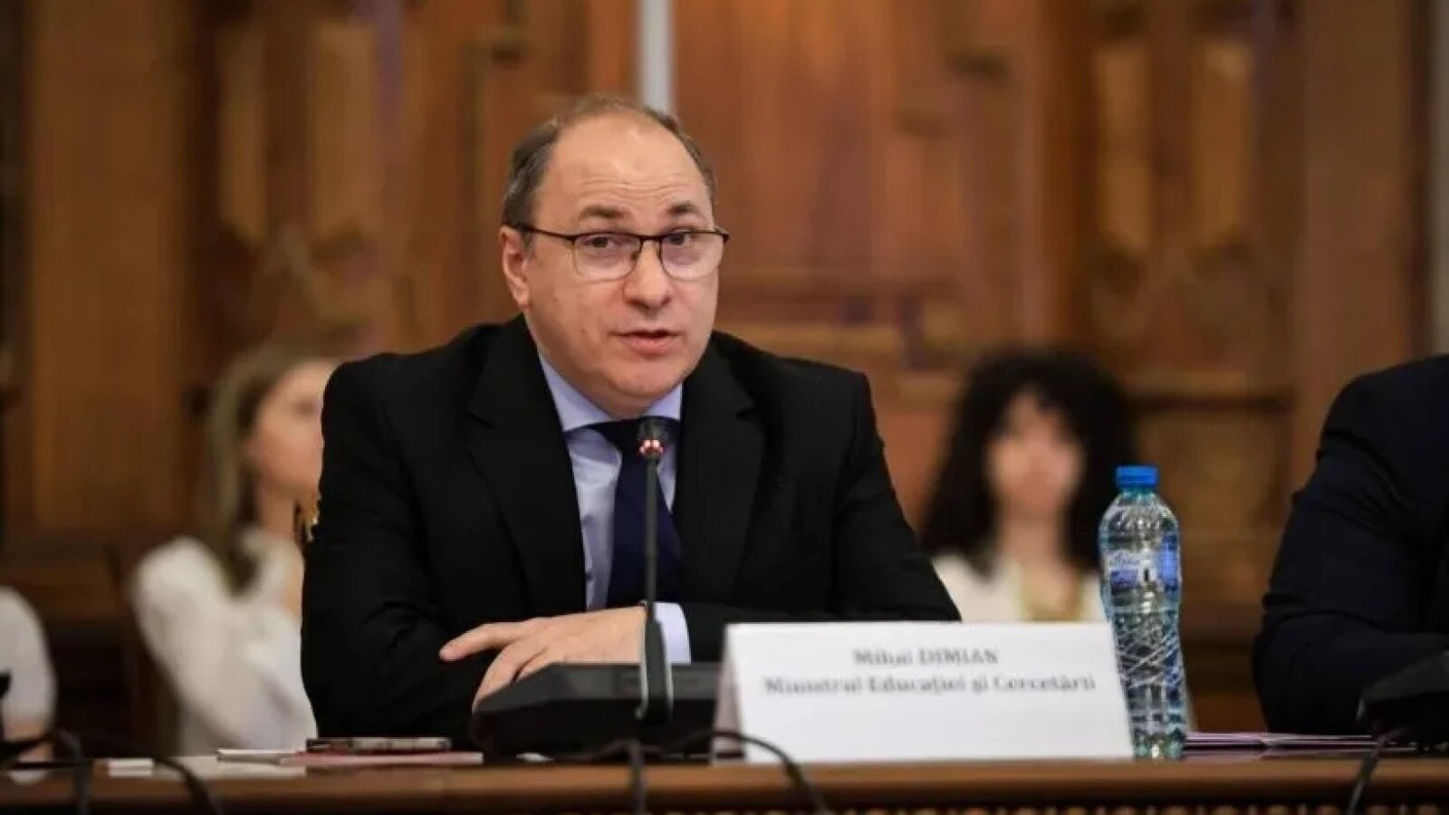Ministrul Educației, Mihai DIMIAN, a atras atenția asupra necesității unei analize aprofundate a cauzelor rezultatelor slabe obținute de elevii români la testele PISA, înainte de a implementa noi reforme
