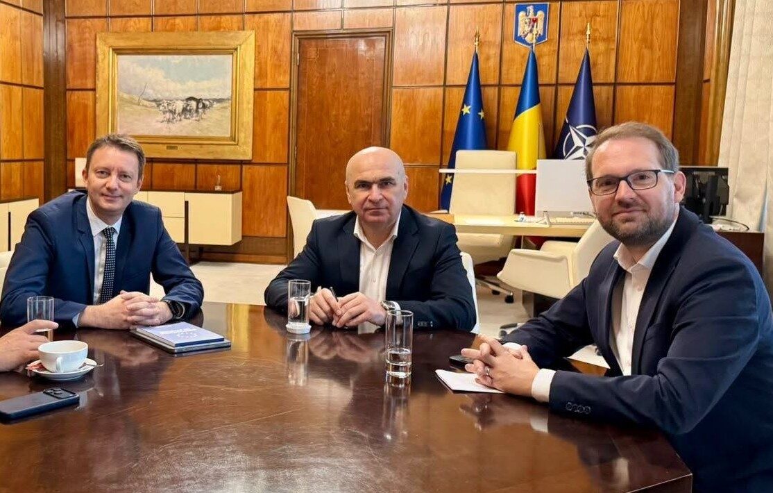 Manevre politice după 135 de zile de criză: Siegfried Mureșan, nominalizat premier, dar provocat de absența voturilor După o perioadă îndelungată de criză politică, președintele României, Nicușor Dan, l-a desemnat pe europarlamentarul PNL, SIEGFRIED MUREȘAN, pentru funcția de prim-ministru