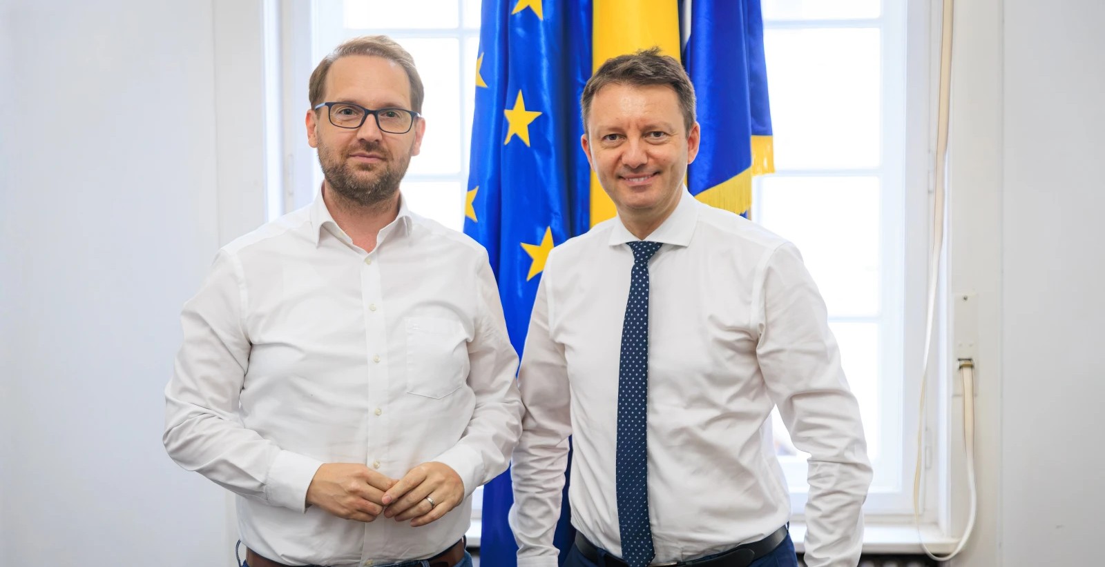 Mureșan vizează susținerea USR pentru reformarea României Europarlamentarul PNL, Siegfried Mureșan, desemnat de președintele Nicușor Dan pentru funcția de prim-ministru, și-a exprimat joi, 23 septembrie, pe pagina personală de Facebook, convingerea că Uniunea Salvați România (USR) va fi un partener de nădejde în procesul de reformare a țării