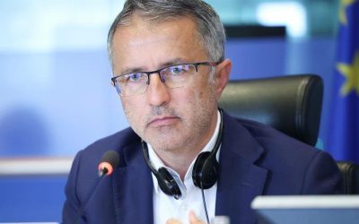 Europarlamentarul PSD Dragoș Benea a declarat că o eventuală alianță între PSD și AUR nu ar reprezenta un scenariu dramatic pentru România, sugerând că discursul politic și percepția asupra formațiunii conduse de George Simion s-au modificat, impunând o reevaluare a relațiilor politice