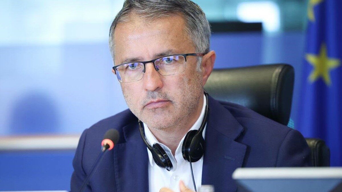 Europarlamentarul PSD Dragoș Benea a declarat că o eventuală alianță între PSD și AUR nu ar reprezenta un scenariu dramatic pentru România, sugerând că discursul politic și percepția asupra formațiunii conduse de George Simion s-au modificat, impunând o reevaluare a relațiilor politice