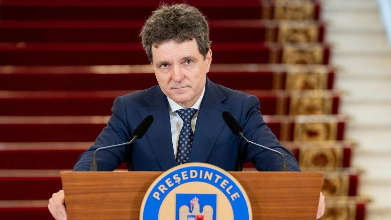 Ambasadori străini, primiți la Cotroceni pentru acreditare Președintele Nicușor Dan a primit, vineri, la Palatul Cotroceni, 17 ambasadori străini, care și-au prezentat oficial scrisorile de acreditare, marcând astfel debutul oficial al mandatelor lor diplomatice în România