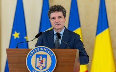 România, sub presiunea Fitch: Risc de retrogradare la ‘junk’ din cauza crizei politice Agenția de rating Fitch lansează un avertisment ferm la adresa României, sugerând că țara ar putea fi retrogradată la categoria ‘junk’ dacă instabilitatea politică se prelungește