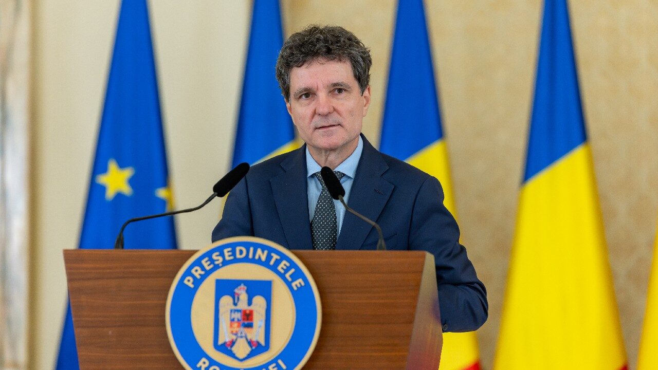 România, sub presiunea Fitch: Risc de retrogradare la ‘junk’ din cauza crizei politice Agenția de rating Fitch lansează un avertisment ferm la adresa României, sugerând că țara ar putea fi retrogradată la categoria ‘junk’ dacă instabilitatea politică se prelungește