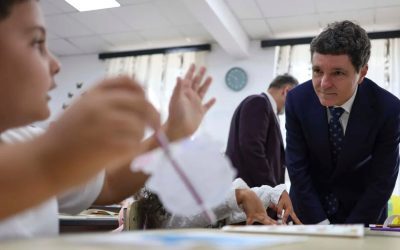 Scrie un articol de presă în stil jurnalistic românesc despre: Cuprins:Președintele Nicușor Dan a vorbit, luni, în prima zi de școală, despre problema mamelor minore și a copiilor care abandonează școala pentru a merge la muncă