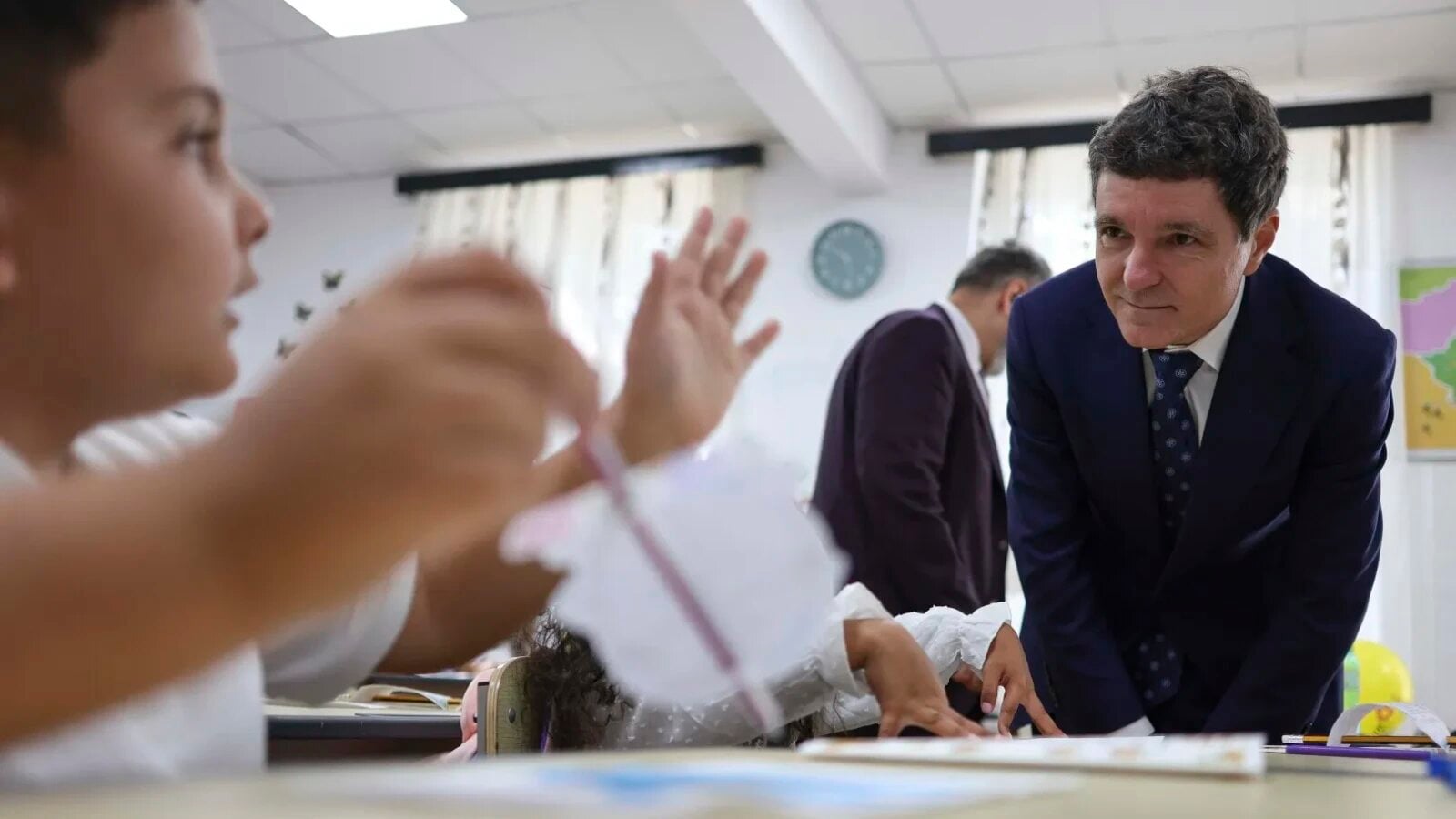 Scrie un articol de presă în stil jurnalistic românesc despre: Cuprins:Președintele Nicușor Dan a vorbit, luni, în prima zi de școală, despre problema mamelor minore și a copiilor care abandonează școala pentru a merge la muncă