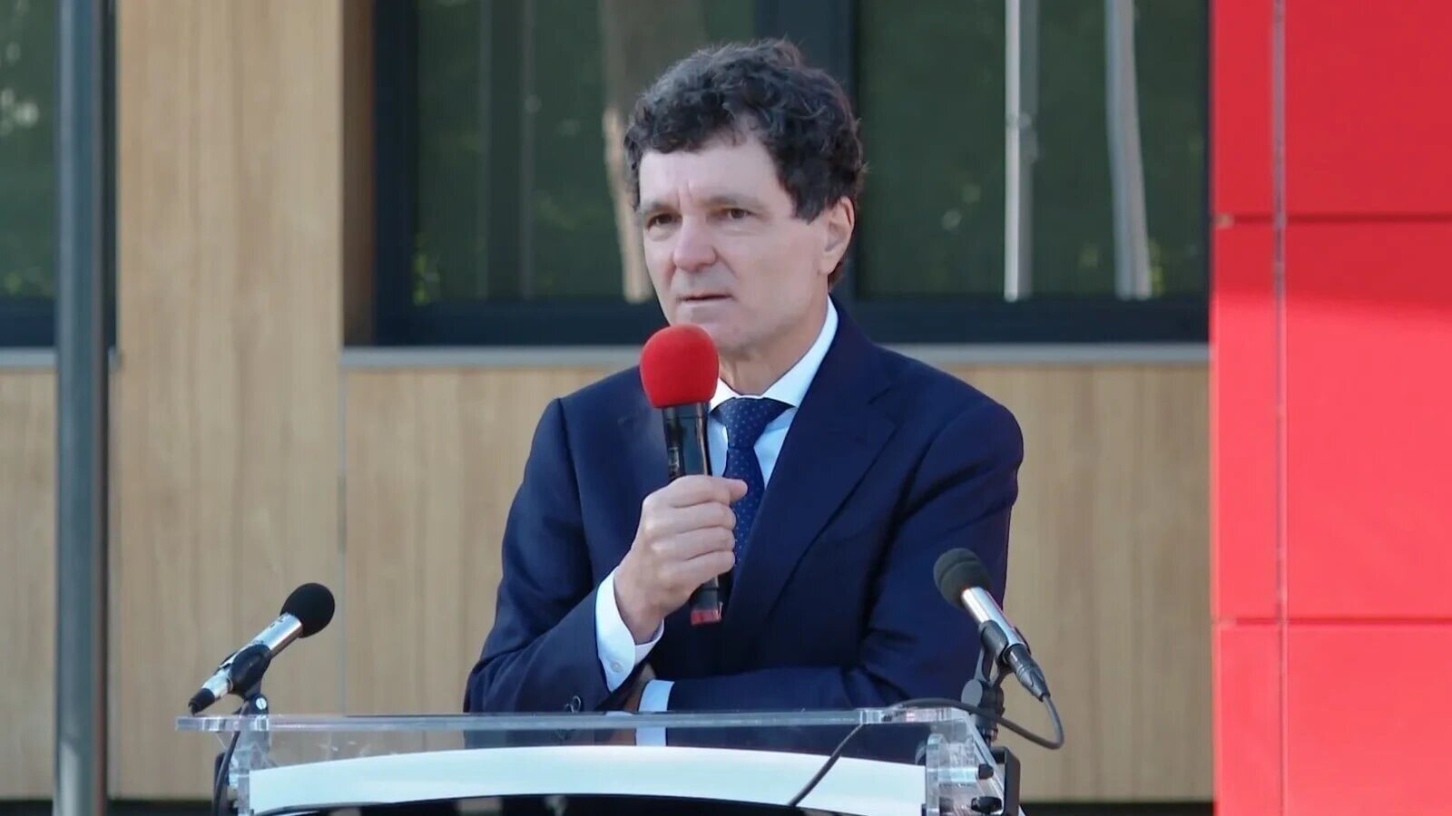 Nicușor Dan, președintele României, a participat la inaugurarea unui spital modernizat în județul Bistrița-Năsăud, unde a oferit o perspectivă neconvențională asupra realizărilor țării
