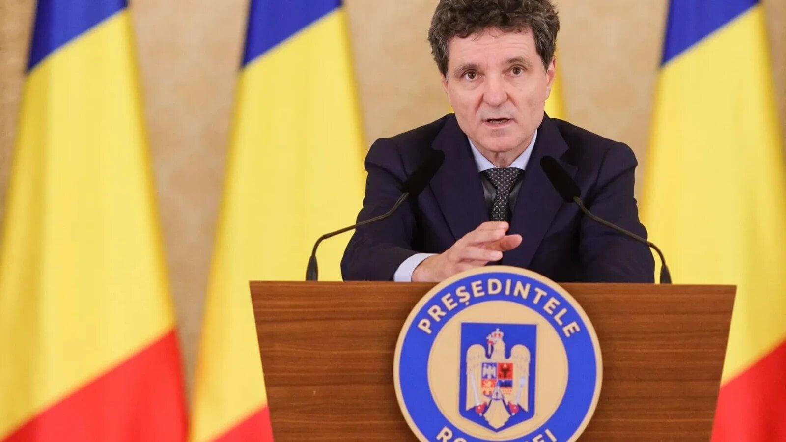 Președintele Klaus Iohannis a recunoscut, vineri, că Siegfried Mureșan, desemnat pentru formarea noului Guvern, nu dispune la acest moment de o majoritate parlamentară clar conturată