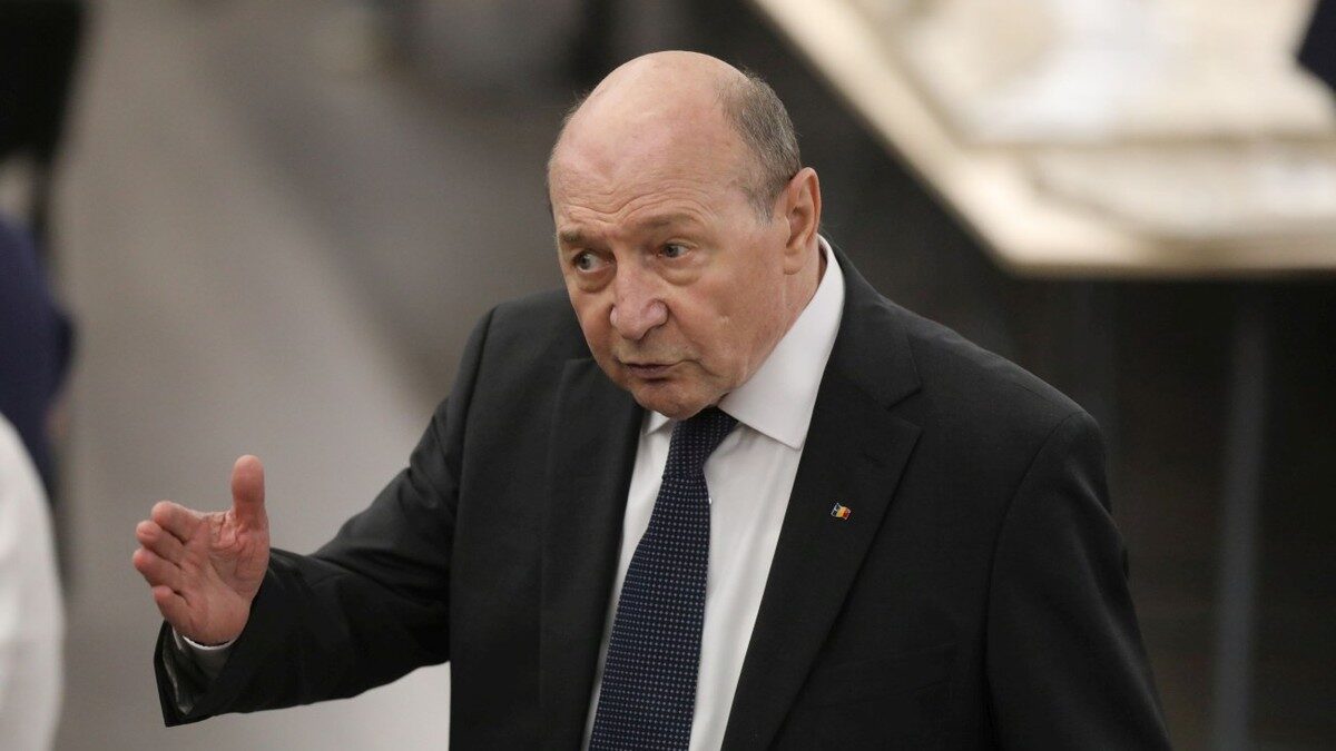 Băsescu, optimistic privind formarea noului Guvern Fostul președinte Traian Băsescu și-a exprimat opinia conform căreia Guvernul are șanse să treacă de votul Parlamentului, subliniind că parlamentarii nu ar fi dispuși să își piardă mandatele printr-un eventual scrutin anticipat