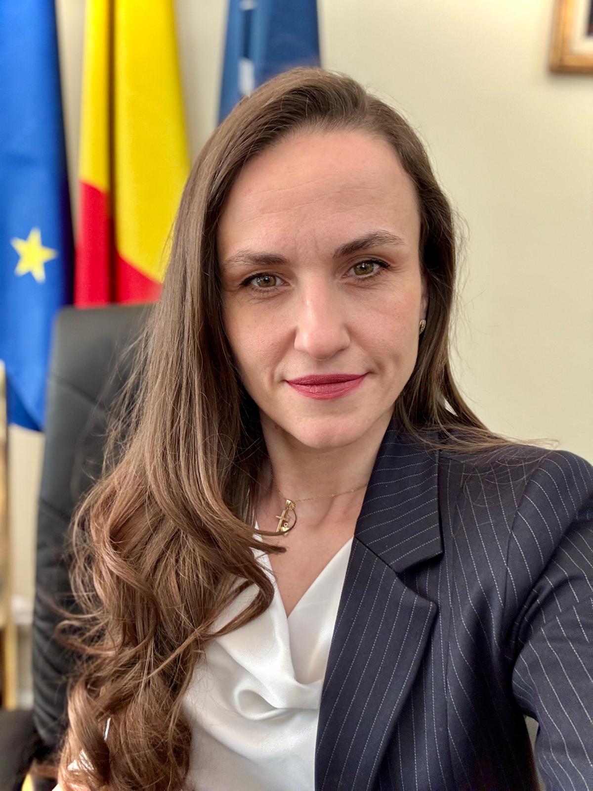Oana Țoiu, recent demisă din funcția de ministru al Afacerilor Externe, a lansat acuzații puternice la adresa presei și a unor politicieni, pe care îi blamează pentru răspândirea unei informații false