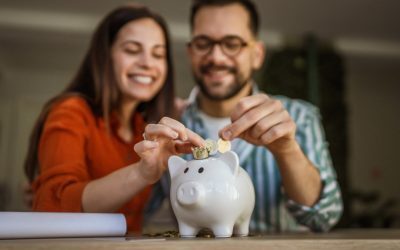 Un cuplu din Marea Britanie și-a atins independența financiară și s-a pensionat înainte de a împlini 40 de ani, strângând o avere de peste 1.100.000 de euro
