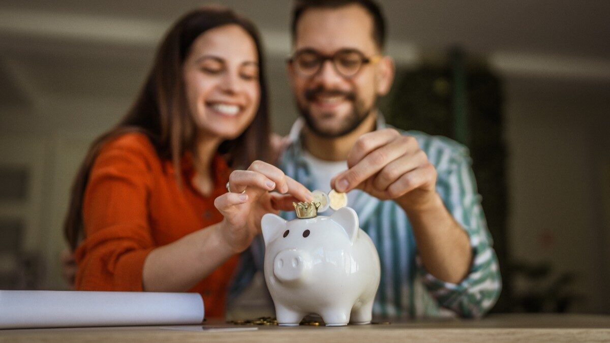 Un cuplu din Marea Britanie și-a atins independența financiară și s-a pensionat înainte de a împlini 40 de ani, strângând o avere de peste 1.100.000 de euro