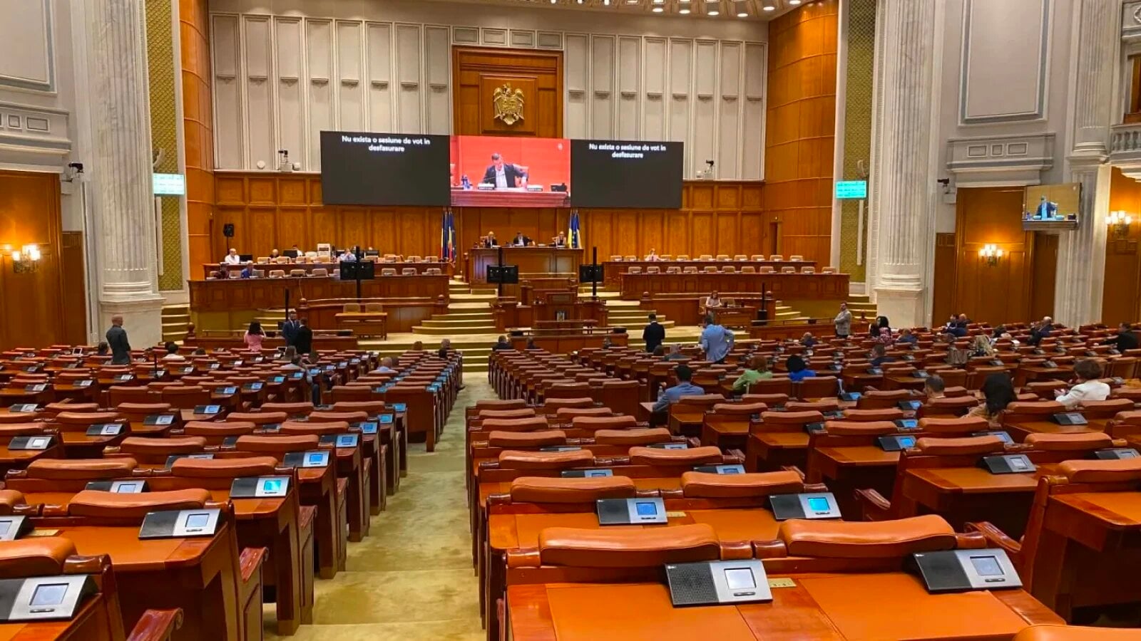 Negocieri intense în Parlament pentru formarea noului Guvern, cu PSD-ul pe poziții favorabile, dar cu necesitatea sprijinului de la AUR