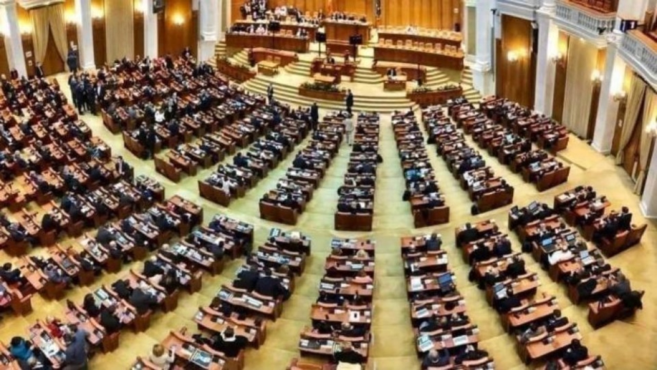 Schimbări majore în conducerea TVR și SRR, pe agendă la Parlament Birourile Permanente Reunite ale Senatului şi Camerei Deputaţilor se întrunesc marți, într-o ședință cu o agendă densă, printre subiectele stringente numărându-se numirea noilor conducători ai Societății Române de Televiziune (TVR) și Societății Române de Radiodifuziune (SRR)
