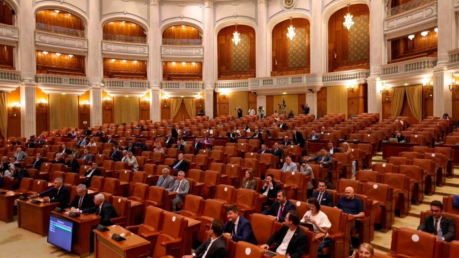 Grupul parlamentar PACE – Întâi România a lansat un atac frontal la adresa AUR, acuzând formațiunea suveranistă de o contradicție flagrantă între discursul public și voturile exprimate în Parlament pe tema Legii nr