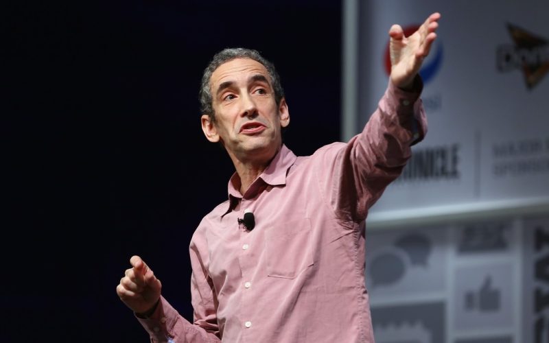 Celebrul teoretician al culturii digitale, DOUGLAS RUSHKOFF, a dezvăluit în exclusivitate pentru „Libertatea” demersurile pe care le face pentru obținerea cetățeniei române, având origini în orașul Galați