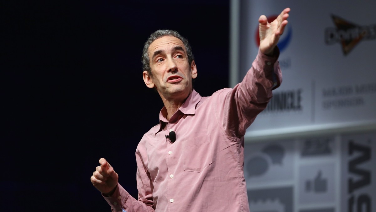 Celebrul teoretician al culturii digitale, DOUGLAS RUSHKOFF, a dezvăluit în exclusivitate pentru „Libertatea” demersurile pe care le face pentru obținerea cetățeniei române, având origini în orașul Galați