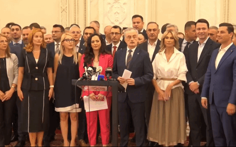 PNL și USR boicotează ședințele Camerei Deputaților Reprezentanții PNL și USR și-au anunțat boicotul tuturor activităților parlamentare, cu excepția întâlnirilor grupurilor proprii, ca protest față de modul în care PSD și AUR au redistribuit funcțiile de conducere din Biroul Permanent al Camerei Deputaților