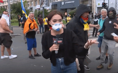 Echipă Realitatea TV, agresată în Piața Victoriei în timpul protestului fermierilor Reporterul și cameramanul postului de televiziune Realitatea au fost agresați fizic și verbal în timp ce realizau un reportaj în direct de la protestul fermierilor din Piața Victoriei