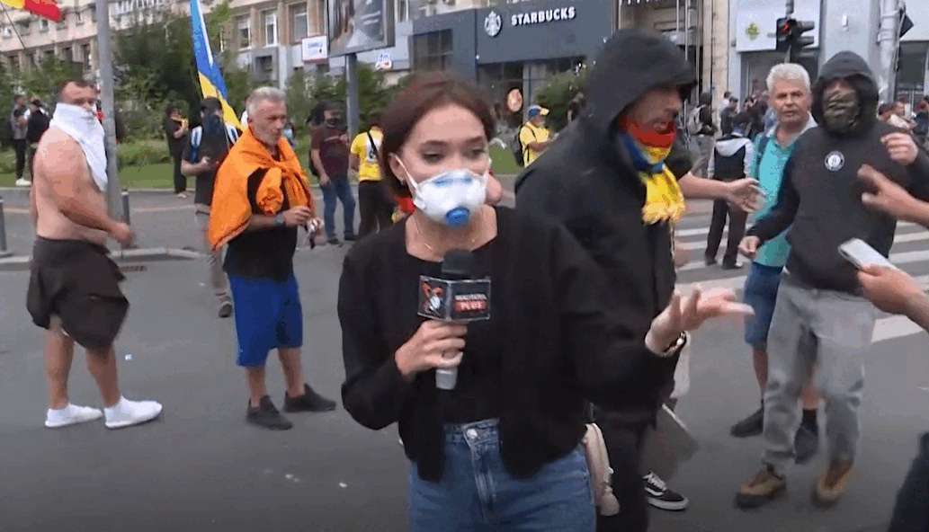 Echipă Realitatea TV, agresată în Piața Victoriei în timpul protestului fermierilor Reporterul și cameramanul postului de televiziune Realitatea au fost agresați fizic și verbal în timp ce realizau un reportaj în direct de la protestul fermierilor din Piața Victoriei